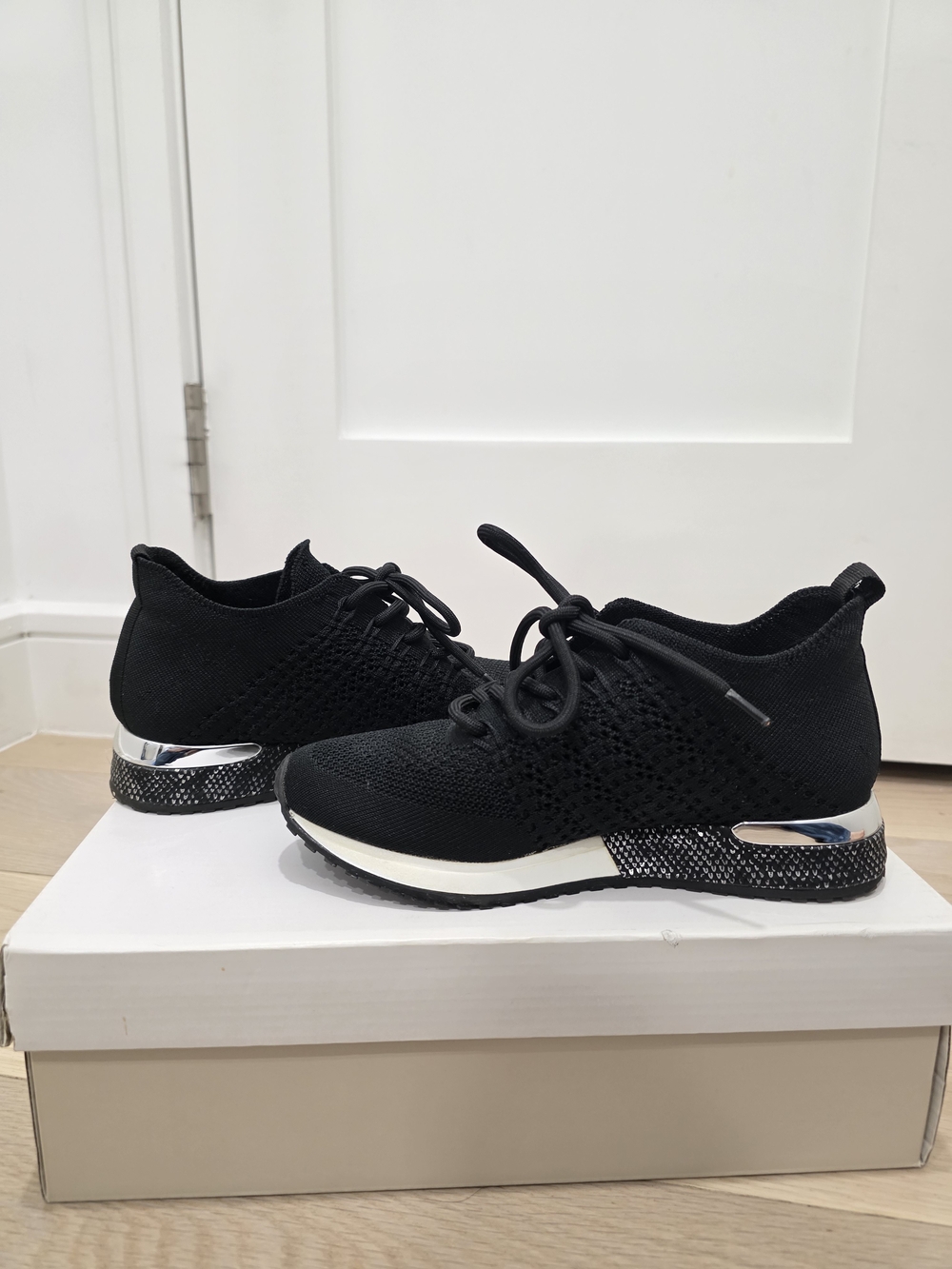 Size 4M Woman Black Knit Lace-Up Women's Sneakers